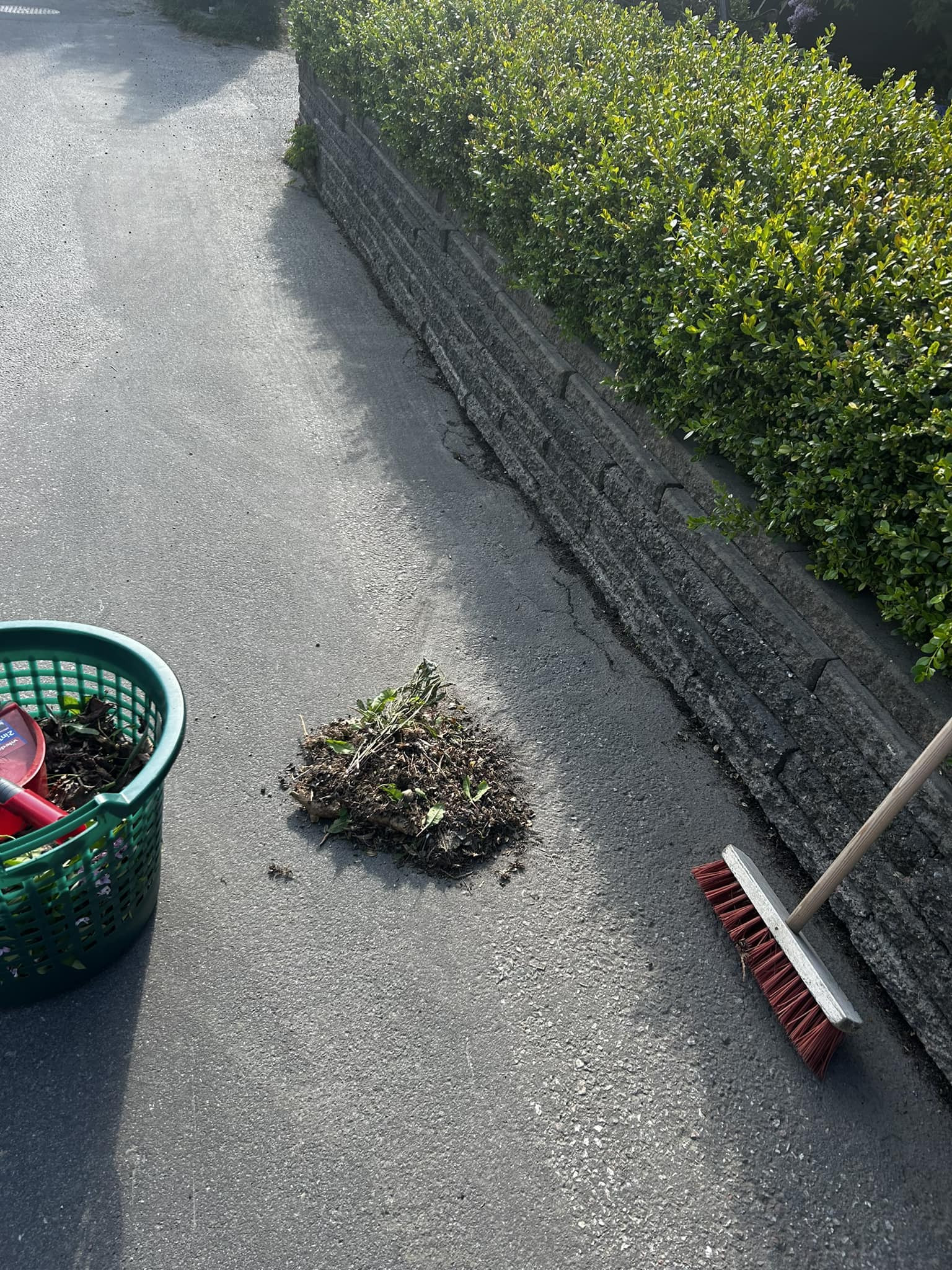 Låt dina aktier växa så att du har mer pengar du kan röra dig med tex anlita en trädgårdsarbetare i din trädgård medans du själv kopplar av.